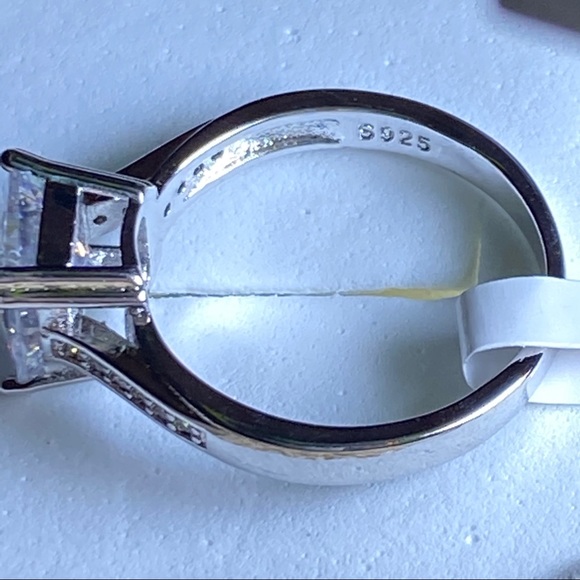 Silver toned square cut ring - Picture 2 of 2